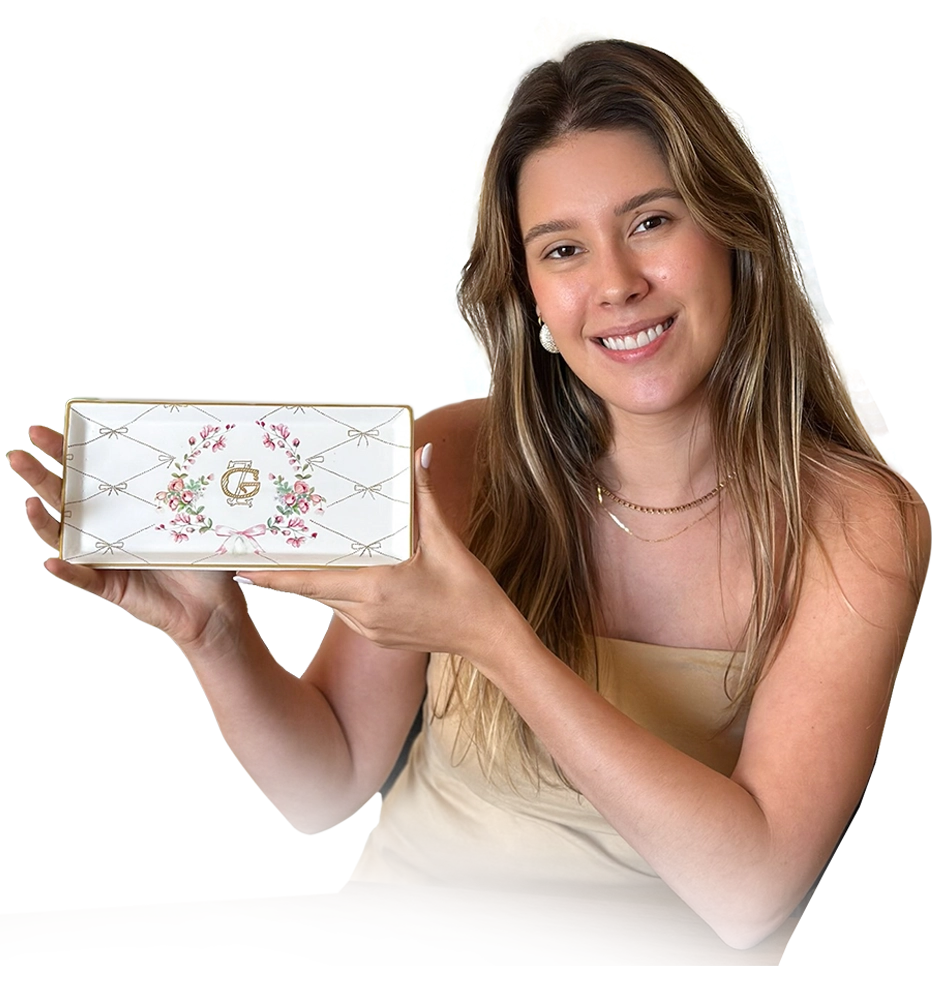 Gabi Meraki segurando uma bandeja de porcelana